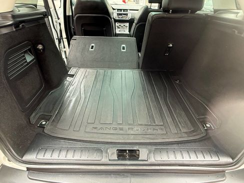 Used 2018 Land Rover Range Rover Evoque SE Premium image 19