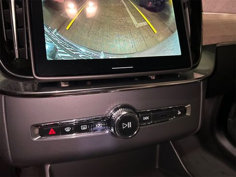 New 2026 Volvo XC90 B5 Core w/ Protection Package image 18