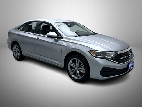 Used 2024 Volkswagen Jetta SE image 3