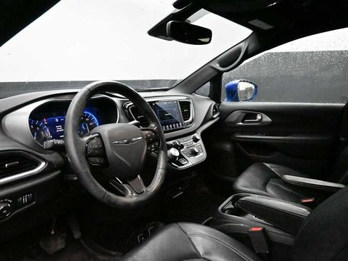 Used 2019 Chrysler Pacifica Touring-L Plus w/ Advanced Safetytec Group FWD image 17