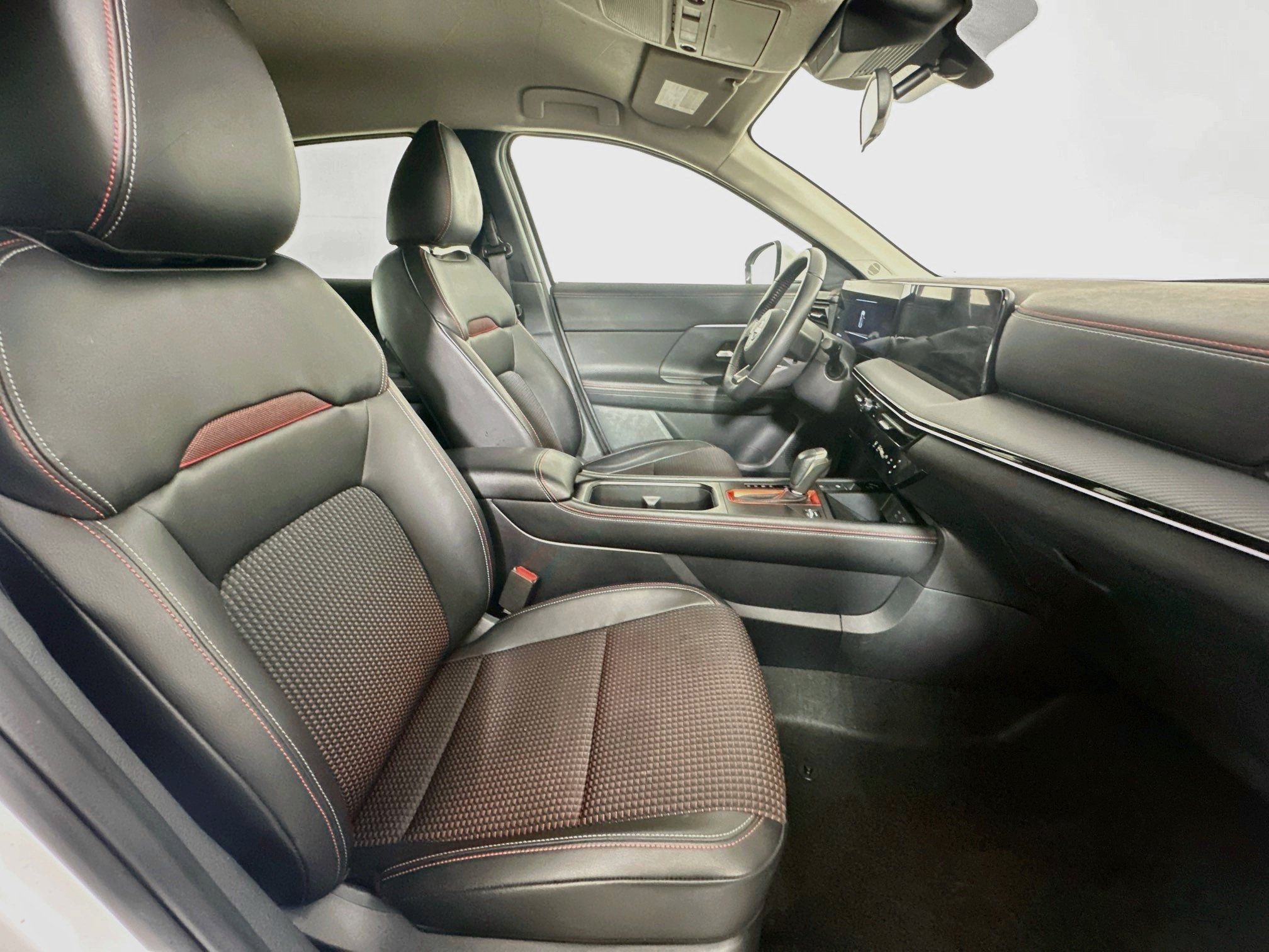 Used 2025 Nissan Kicks SR FWD image 29
