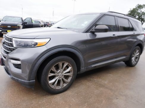 Used 2022 Ford Explorer XLT w/ Equipment Group 202A image 3