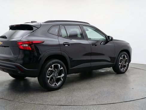 Used 2025 Chevrolet Trax LT FWD image 9