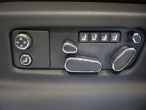 Used 2025 Bentley Bentayga image 5