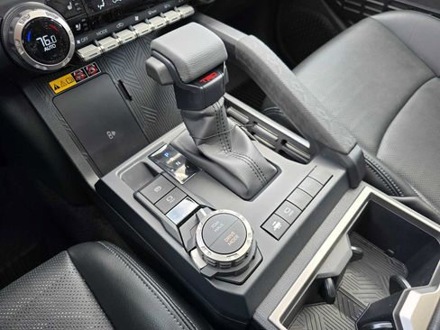 Used 2025 Toyota Tacoma TRD Sport image 31