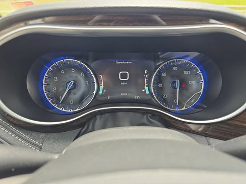 Used 2024 Chrysler Pacifica Limited FWD image 20