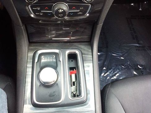 Used 2019 Chrysler 300 Touring w/ Chrome Appearance Package RWD image 11