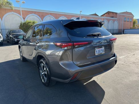 Used 2024 Toyota Highlander LE image 6