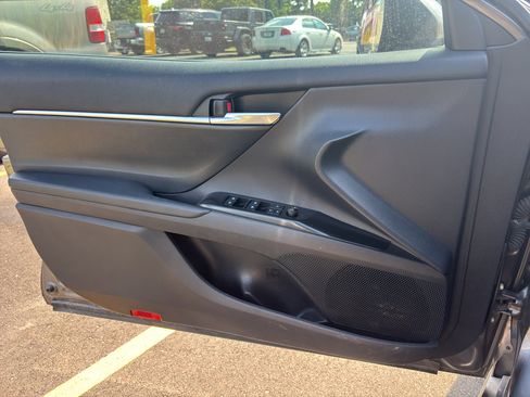 Used 2020 Toyota Camry LE FWD image 5