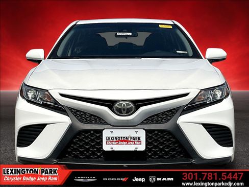 Used 2018 Toyota Camry SE FWD image 2