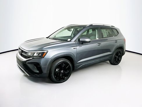 Used 2023 Volkswagen Taos SE w/ Panoramic Sunroof Package image 4