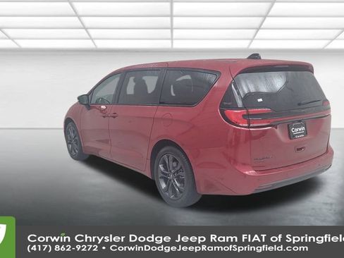 Certified 2026 Chrysler Pacifica Select image 11