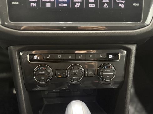 Used 2021 Volkswagen Tiguan SE w/ Panoramic Sunroof Package image 21