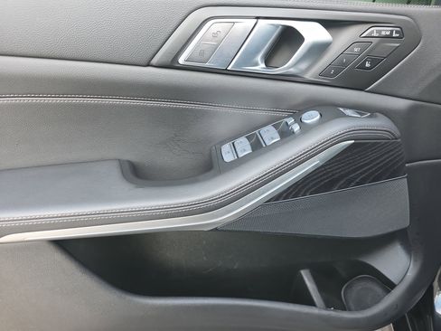 Used 2022 BMW X7 xDrive40i w/ M Sport Package image 19