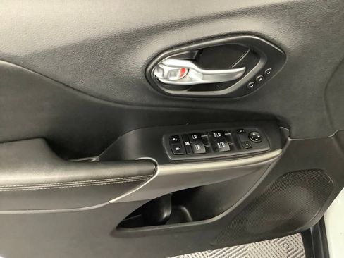 Used 2019 Jeep Cherokee Limited AWD/4WD image 10