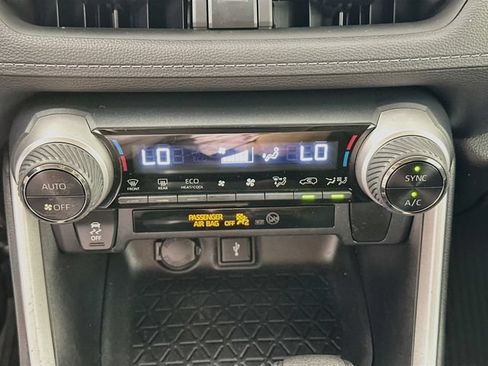 Used 2021 Toyota RAV4 LE AWD/4WD image 11