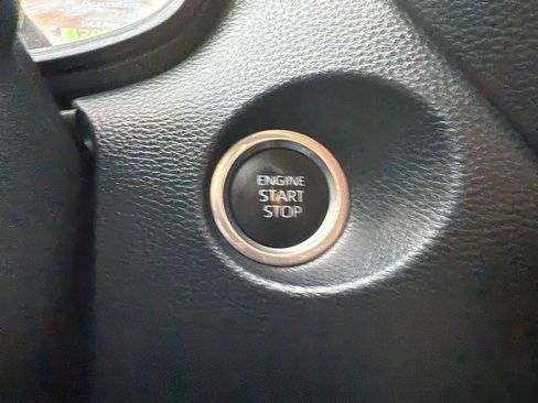 Certified 2022 Toyota Corolla Cross LE image 27