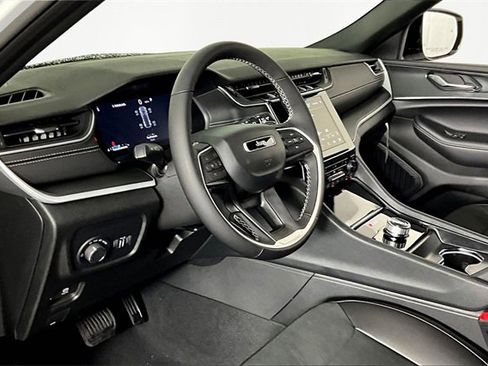New 2025 Jeep Grand Cherokee Altitude image 8