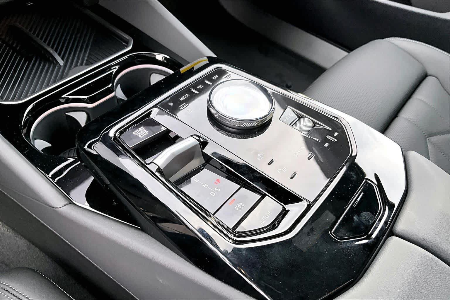Used 2027 BMW 530i w/ M Sport Package RWD image 7