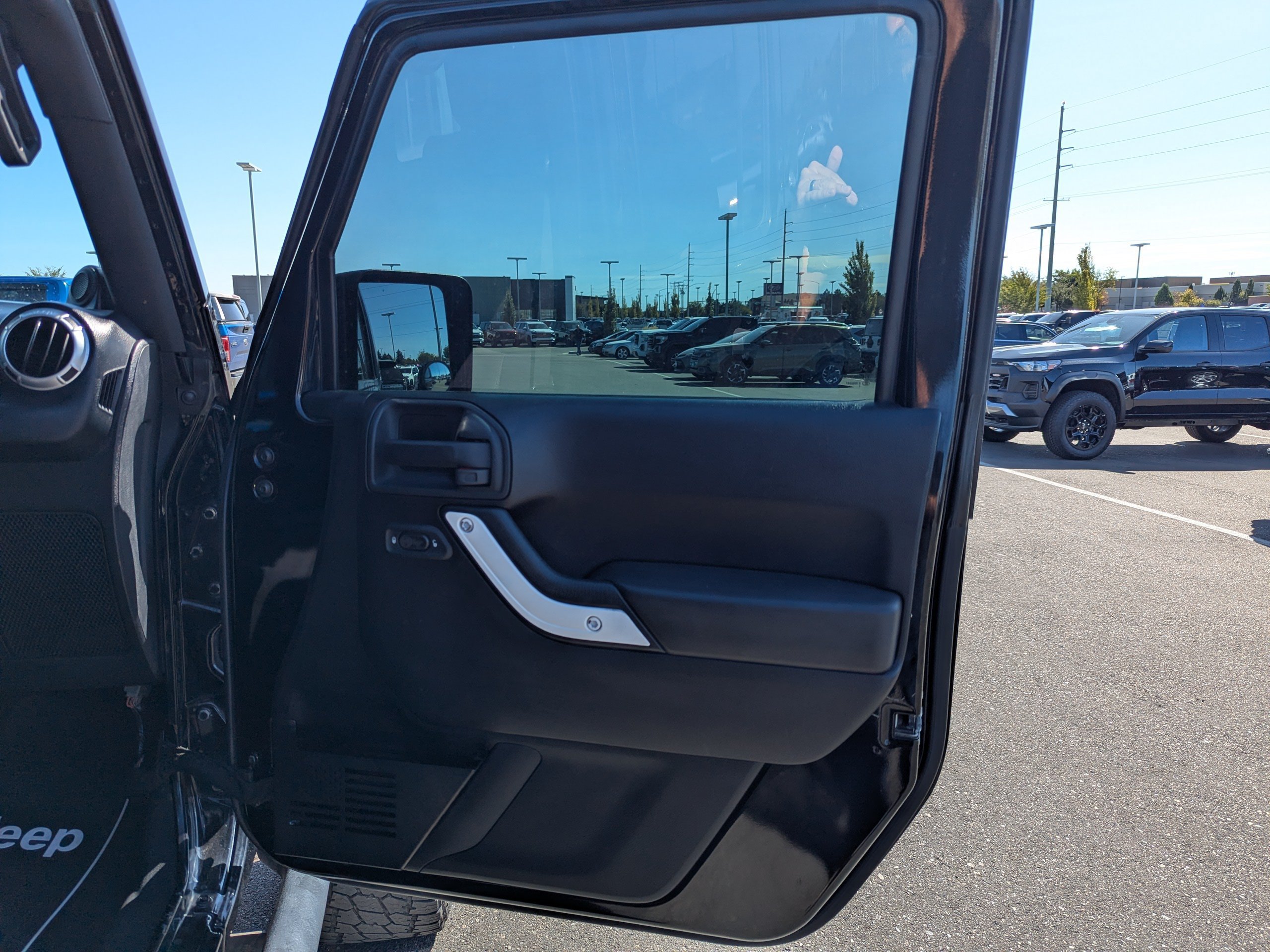 Used 2013 Jeep Wrangler Unlimited Sahara w/ Connectivity Group AWD/4WD image 35