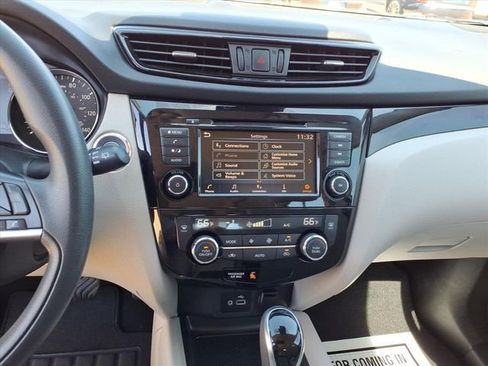Used 2020 Nissan Rogue Sport SV FWD image 17