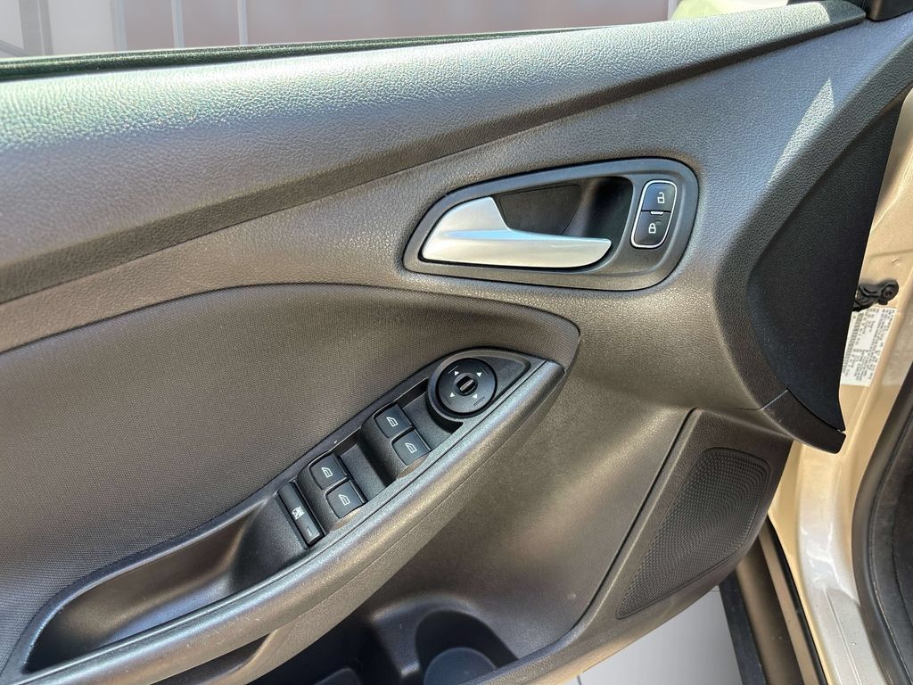 Used 2017 Ford Focus SE FWD image 17