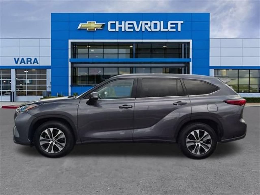 Used 2022 Toyota Highlander XLE FWD image 2