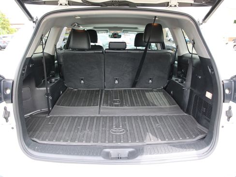 Used 2019 Toyota Highlander XLE AWD/4WD image 13