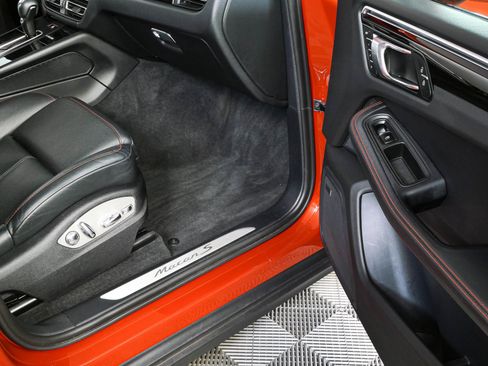 Certified 2024 Porsche Macan S AWD/4WD image 26