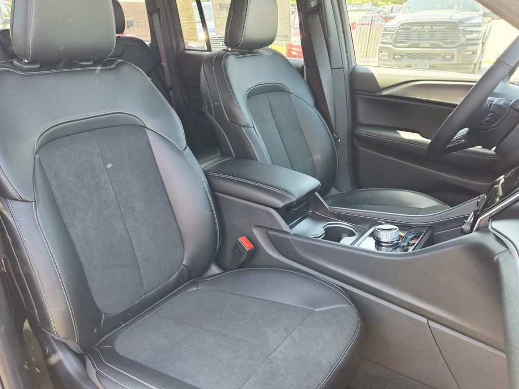 Certified 2025 Jeep Grand Cherokee Altitude AWD/4WD image 18