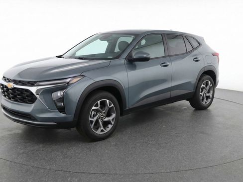 Used 2025 Chevrolet Trax LT FWD image 3