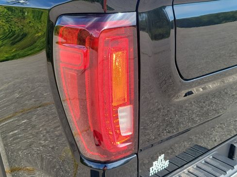 Used 2023 GMC Sierra 1500 SLT w/ SLT Premium Plus Package AWD/4WD image 11
