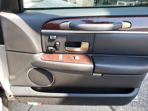 Used 2010 Lincoln Town Car Signature Limited image 18