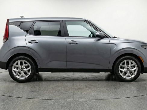 Used 2025 Kia Soul LX w/ LX Technology Package FWD image 11
