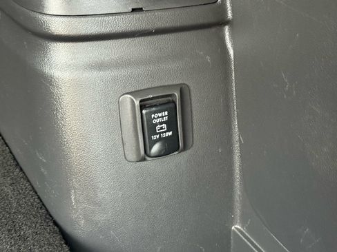 Used 2018 Mitsubishi Outlander SEL image 32