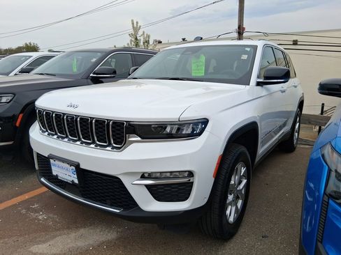 Used 2023 Jeep Grand Cherokee Limited w/ Luxury Tech Group II AWD/4WD image 4