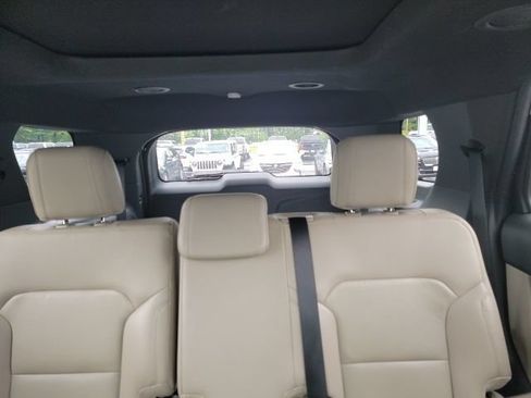 Used 2018 Ford Explorer XLT w/ Equipment Group 202A AWD/4WD image 12