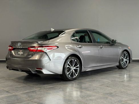 Used 2020 Toyota Camry SE w/ Sunroof Package FWD image 5
