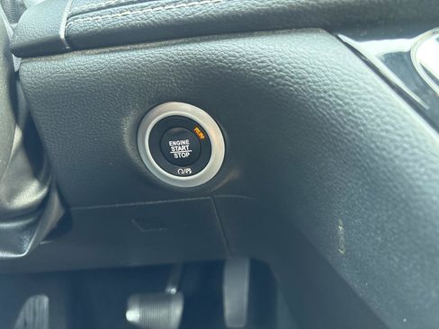 Used 2023 Chrysler Pacifica Touring FWD image 18