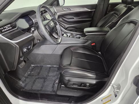 Certified 2025 Jeep Grand Cherokee Limited w/ Luxury Tech Group II image 11