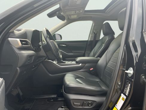 Used 2021 Toyota Highlander XLE FWD image 16
