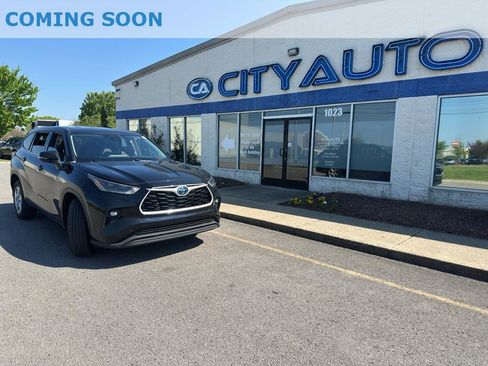 Used 2021 Toyota Highlander LE image 1