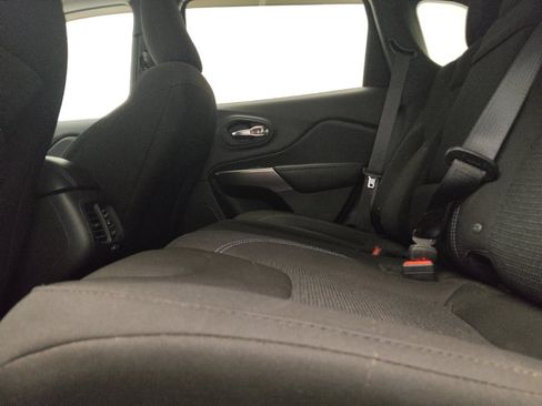 Used 2019 Jeep Cherokee Latitude w/ Cold Weather Group FWD image 18