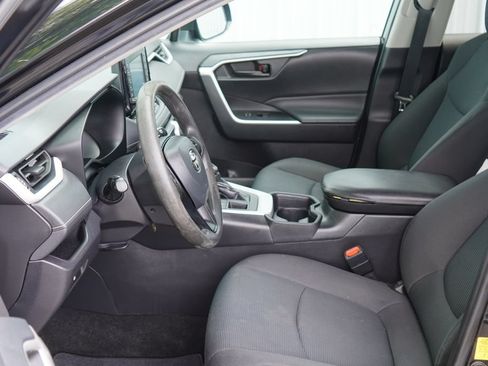 Used 2021 Toyota RAV4 LE w/ Carpet Mat Package (TMS) AWD/4WD image 11