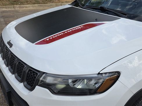 Used 2023 Jeep Compass Trailhawk image 7