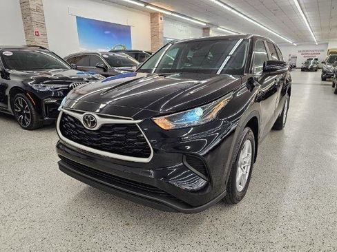 Used 2023 Toyota Highlander L FWD image 1