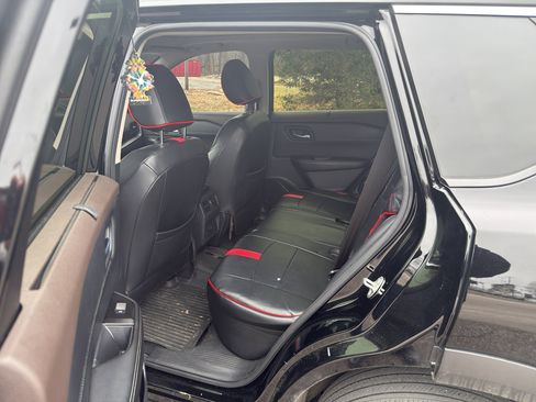 Used 2023 Nissan Rogue SV w/ SV Premium B Package image 9