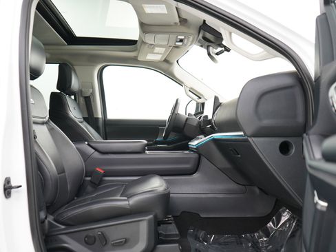 Used 2025 Ford Expedition Platinum AWD/4WD image 11