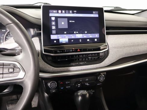 Used 2023 Jeep Compass Latitude image 5