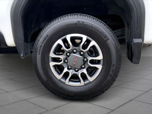 Used 2025 GMC Sierra 2500 SLT w/ SLT Premium Package image 11